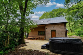 Errwood, woodland lodge with hot tubs for 14